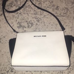 MICHAEL KORS SMALL SELMA BAG IN OPTIC WHITE/BLACK